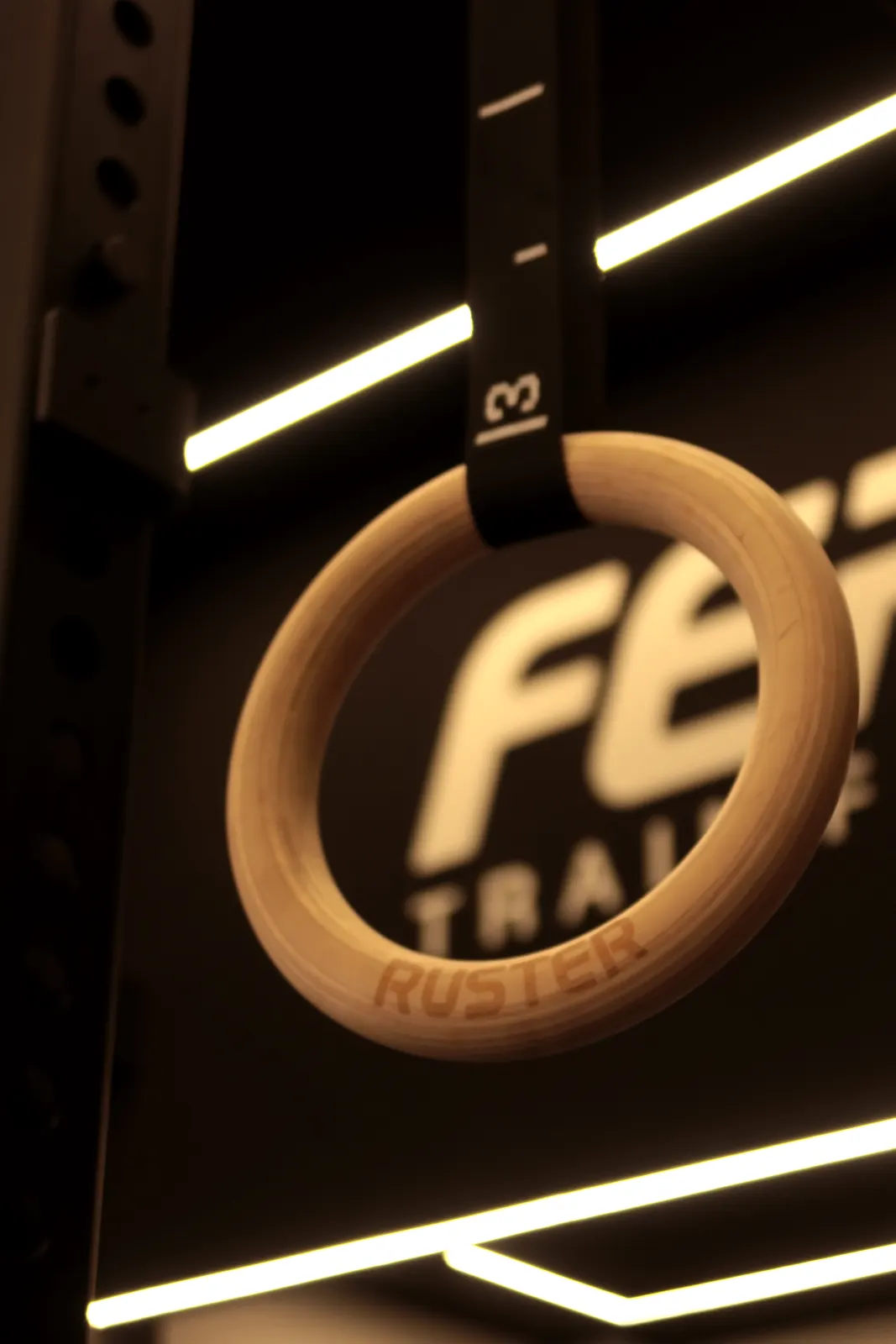 Anilla de madera con el logo de FERA al fondo