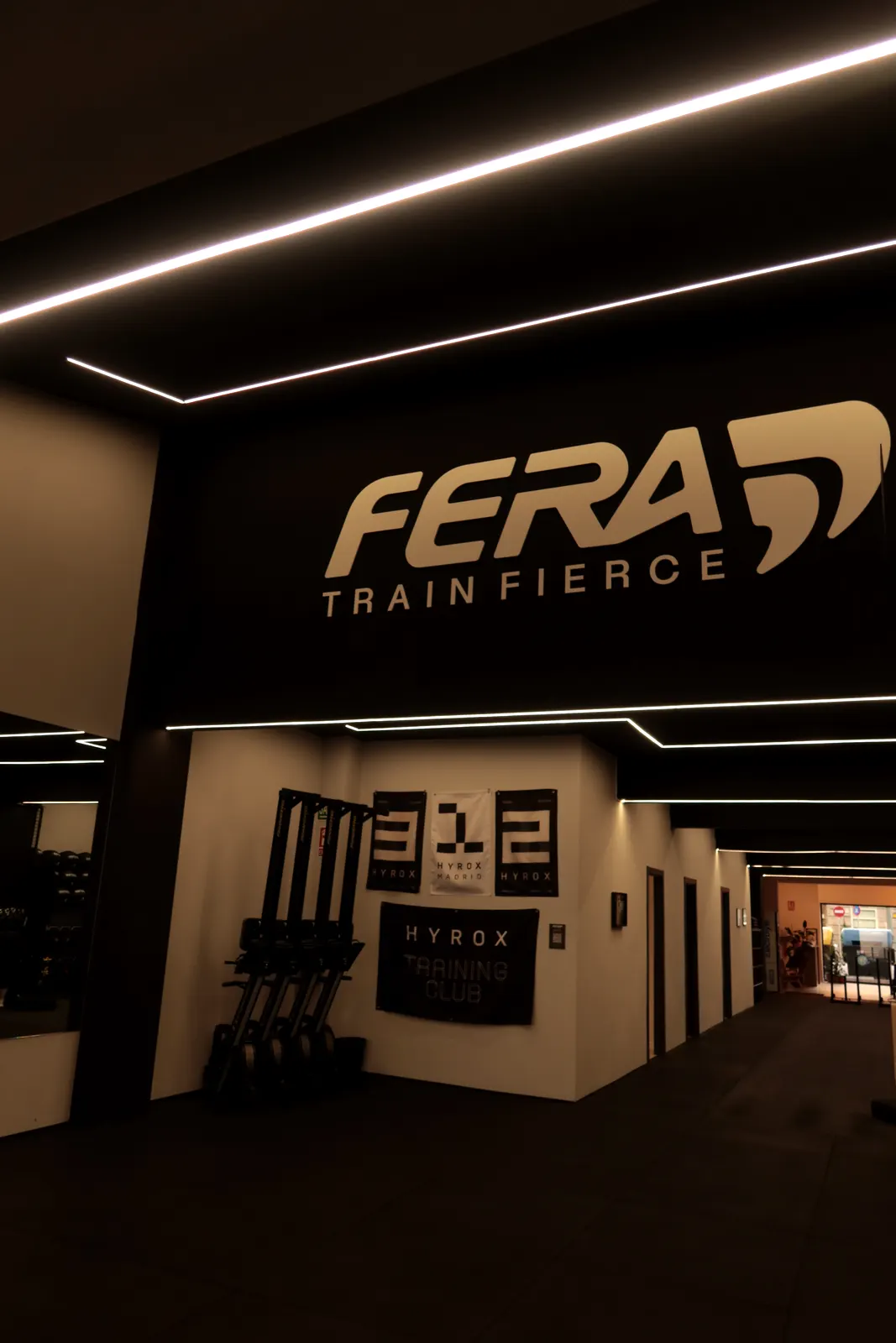 Sala de entrenamiento de FERA con el rótulo Train Fierce y la zona HYROX al fondo